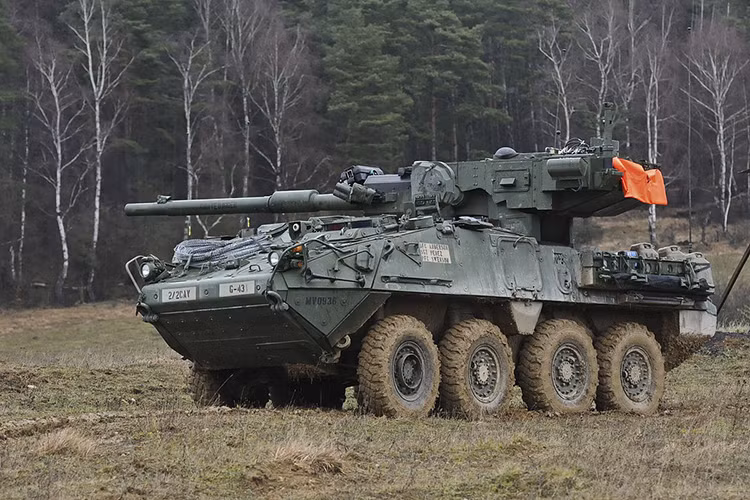 M1128 MGS là một biến thể của xe bọc thép Stryker được trang bị khẩu pháo 105 mm M68 với hệ thống nạp đạn tự động, nhiệm vụ chính của là chi viện hoả lực trực tiếp cho bộ binh chống lại công sự, các toà nhà, thiết giáp. Nguồn ảnh: Wikipedia.
