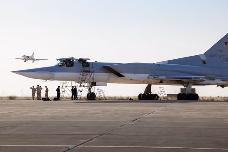 Trong tương lai gan Tu-22M3 và Kh-32 sẽ là bộ đôi "song sát" mới của Không quân Nga, nhất là trong các nhiệm vụ không kích chiến thuật hoặc cả chiến lược khi cần thiết, bởi Kh-32 hoàn toàn có thể triển khai vũ khí hạt nếu Moscow muốn. Nguồn ảnh: Wars Online.