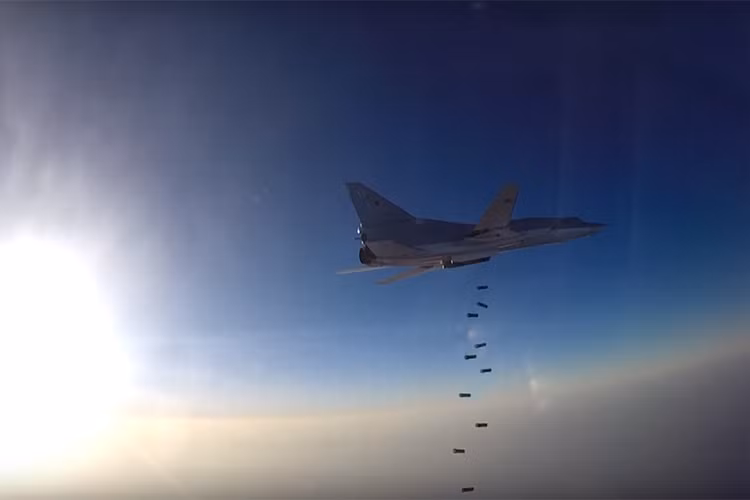 Theo đó trong tương lai gần Tu-22M3 có thể triển khai thêm các dòng tên lửa tấn công chiến thuật tiên tiến của Không quân Nga có tầm bắn lên đến hàng nghìn kilometer, mà cụ thể là tên lửa hành trình Kh-32. Nguồn ảnh: Defens'Aero.