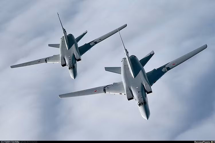 Các tên lửa hành trình Kh-32 có tầm hoạt động từ 600-1.000 km và có thể đạt tốc độ hành trình bay lên đến hơn Mach 4. Phạm vi tác chiến của nó sẽ cho phép Tu-22M3 triển khai vũ khí mà không phải di chuyển vào trong không phận thù địch nơi dày đặc các hệ thống phòng không. Nguồn ảnh: Russia Planes.
