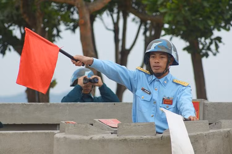 Đồng thời, duy trì nghiêm túc nề nếp trực chỉ huy, trực ban, trực chiến, canh trực tại sở chỉ huy, chế độ luyện tập kíp chiến đấu. Thường xuyên làm tốt công tác kiểm tra, rút kinh nghiệm huấn luyện hàng ngày, hàng tuần, kịp thời khắc phục những điểm tồn tại; tổ chức hội thao, hội thi giữa các trung đội, khẩu đội, tạo khí thế thi đua sôi nổi, góp phần nâng cao chất lượng huấn luyện trong toàn đơn vị. Ảnh: Đại úy Phạm trung Kiên, Đại đội trưởng Đại đội 23 chỉ huy kíp chiến đấu đánh địch trên không.