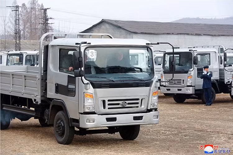 Sản phẩm đầu tiên của nhà máy là xe tải Sungri-58.