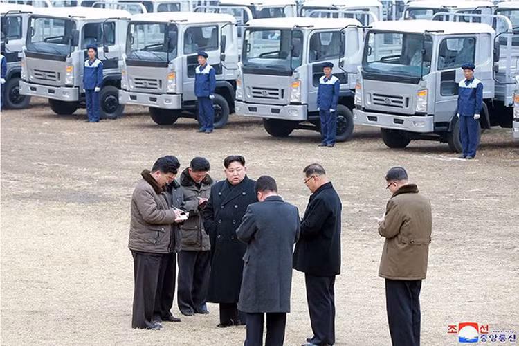 Ông Kim Jong-un nhận xét những chiếc xe tải này có thiết kế riêng của Triều Tiên và là những tài sản vô giá của thời đại Mallima.