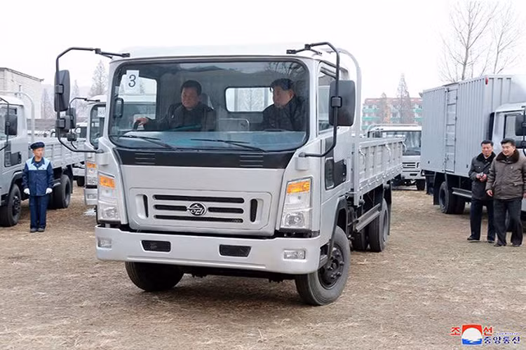 Các mẫu xe trước đây của Sungri lấy nguyên mẫu từ các loại xe của Liên Xô như GAZ-69, GAZ-M20 Pobeda.