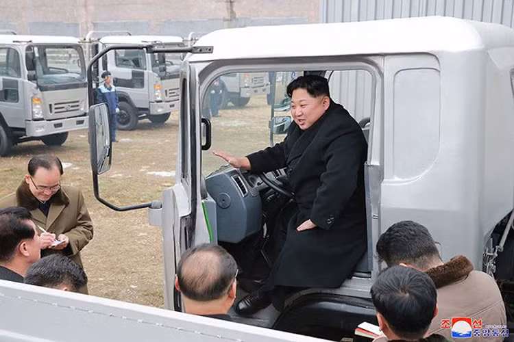 Nhà lãnh đạo Triều Tiên Kim Jong-un lái thử mẫu xe tải mới của Tổ hợp Động cơ Sungri.