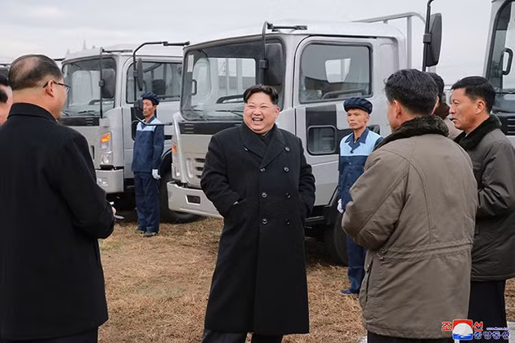 Nhà lãnh đạo Triều Tiên Kim Jong-un vừa có chuyến thăm quan Tổ hợp Động cơ Sungri.