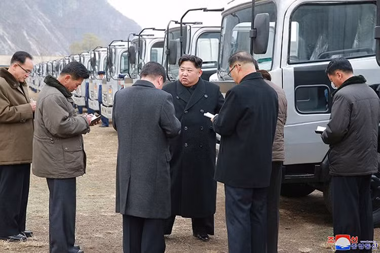 Nhà lãnh đạo Kim Jong-un cho biết, ông cảm thấy hài lòng và tự hào khi nhìn thấy những chiếc xe tải mới của nhà máy.