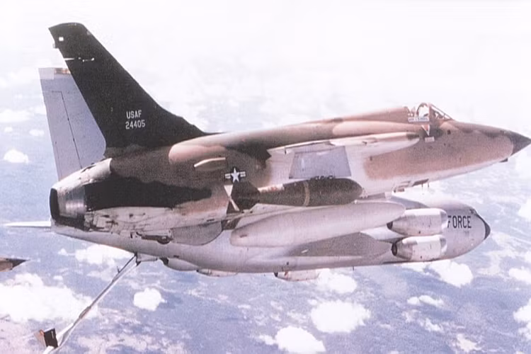 Trong Chiến tranh Việt Nam, các dòng chiến đấu cơ của Mỹ có thể mang theo Mark 118 chỉ có F-100 Super Saber , F-104 Starfighter , F-105 Thunderchief và F-4 Phantom. Trong đó phổ biến nhất vẫn là F-105 Thunderchief, khi dòng tiêm kích bom này có thể mang theo tới 4 quả Mark 118 cùng lúc. Nguồn ảnh: Ausair Power.