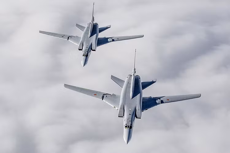 Cũng trong giai đoạn này Cục thiết Tupolev phát triển dòng máy bay ném bom siêu thanh đầu tiên của Không quân Liên Xô là Tupolev Tu-22, những biến thể nâng cấp và cải tiến của Tu-22 vẫn còn hoạt động trong Không quân Nga cho đến tận ngày nay. Nguồn ảnh: Bộ Quốc phòng Nga.