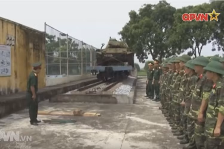Nhưng trong một phóng sự phát trên kênh truyền hình quốc phòng cách đây không lâu, bất ngờ xe tăng M41 lại "tái xuất" với nhiệm vụ không ngờ khi tham gia cuộc huấn luyện lực lượng dự bị động viên. Nguồn ảnh: QPVN.