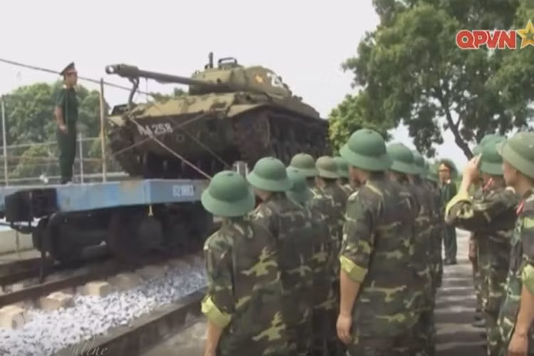 Dễ nhận thấy chiếc M41 trên trông còn khá mới, không có dấu hiệu bị rỉ sét, cho nên lúc thực sự nhận lệnh "gọi tái ngũ" thì khả năng cao là nó sẽ hoạt động được ngay lập tức mà không yêu cầu sửa chữa nhiều. Nguồn ảnh: QPVN.