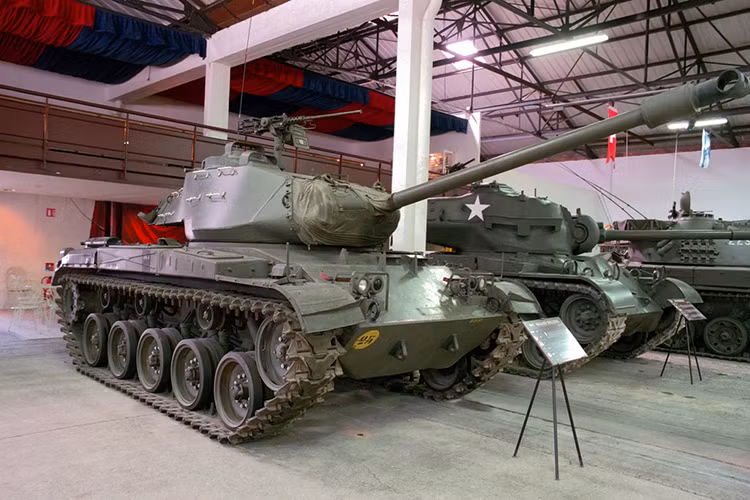 Theo trang mạng War History Online, tại Mỹ, một chiếc xe tăng M41 đã được phục hồi đầy đủ chức năng có thể bán cho các nhà sưu tập vũ khí với đơn giá lên tới 295.000 USD. Họ cho rằng nếu là dân chơi đích thực thì nên quên chiếc xe thể thao Ferrari đi để sắm M41 rồi trải nghiệm cảm giác đầy tự hào mà không phải ai cũng có được. Nguồn ảnh: hiveminer.com.