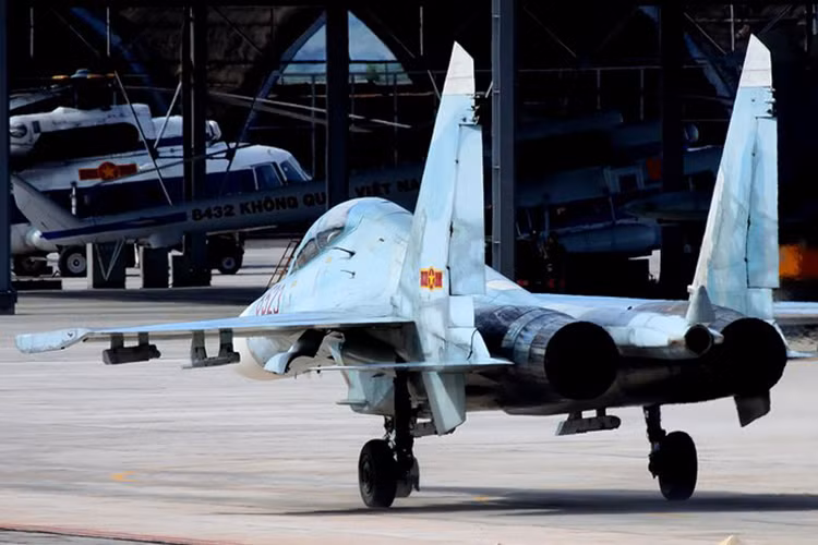 Hệ thống vũ khí tiêu chuẩn trên Su-27 gồm một pháo tự động 30mm GSh-30-1 với cơ số đạn chiến đấu 150 viên đạn, máy bay được trang bị 10 giá treo vũ khí với tải trọng tối đa 8 tấn. Do được thiết kế cho nhiệm vụ phòng không nên hệ thống tên lửa Su-27 mang theo đa phần là tên lửa không đối không như R-27, R-73 và cả R-77 (ở một số biến thể). Nguồn ảnh: Airlines.net