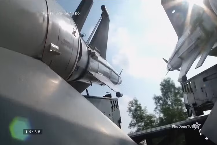 Nhưng để giữ an toàn tuyệt đối cho vùng trời thì không chỉ riêng khối phòng không mà cả không quân cũng được huy động tham gia trực chiến. Đây sẽ là thành phần ngăn chặn các mối nguy cơ, đe dọa từ xa, mang tác dụng phòng ngừa rất hiệu quả. Nguồn ảnh: Truyền hình Quân đội.