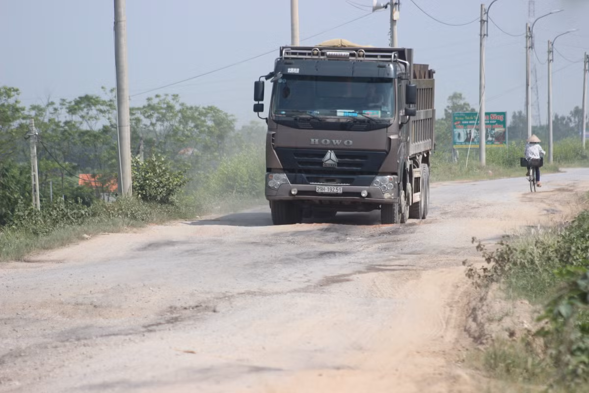 Những chiếc xe siêu trường siêu trọng chạy suốt ngày.