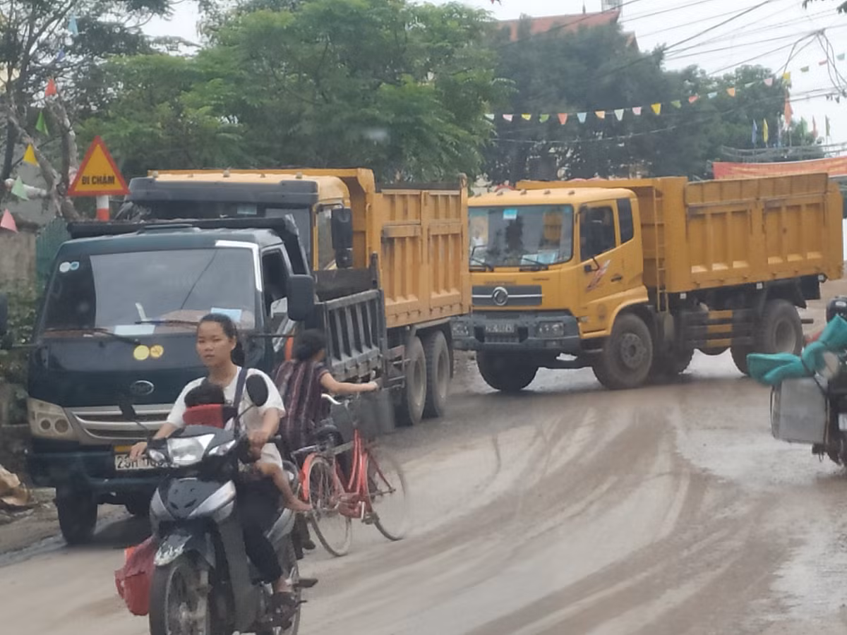 Đi ngang, đi dọc trong tuyến đường dân sinh nhưng lại không hề có bóng dáng của cơ quan chức năng xử lý.