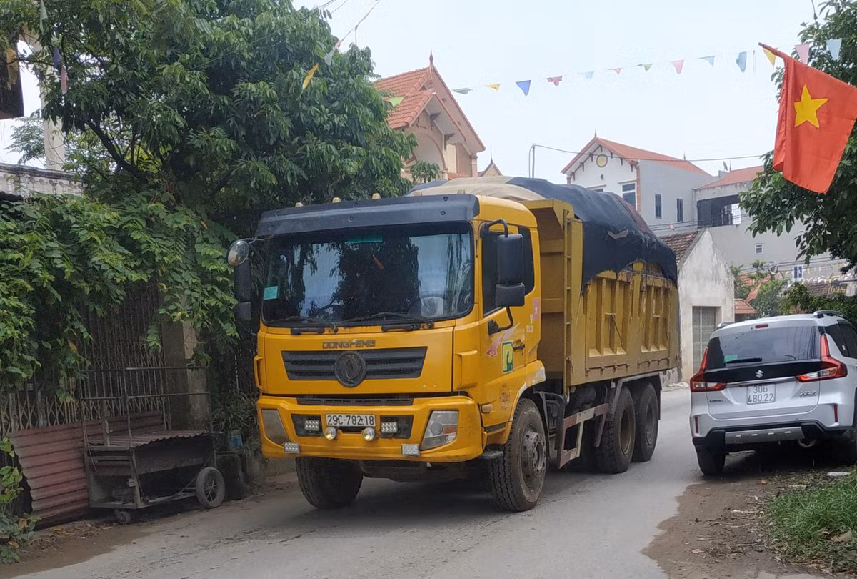 Báo Kiến Thức sẽ tiếp tục thông tin tình trạng xe quá khổ, quá tải lộng hành trên địa bàn huyện Thường Tín (Hà Nội).