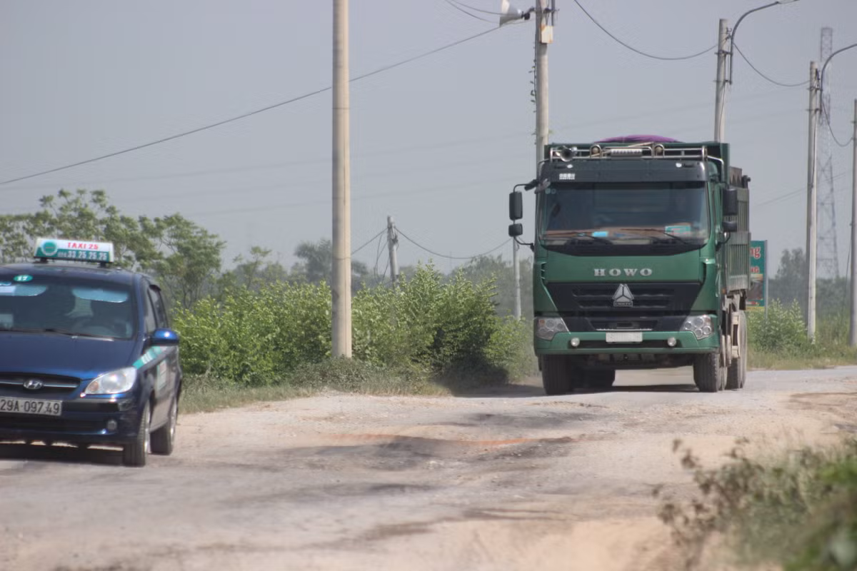 Theo ông Tùng, tình trạng sụt lún, nhiều rãnh nứt do các xe quá tải, quá khổ gây ra. Vị lãnh đạo xã Hồng Vân cũng cho biết rằng, UBND xã thường xuyên báo cao lên UBND huyện Thường Tín xin ý kiến chỉ đạo để xử lý tình trạng xe quá tải chạy qua địa bàn... nhưng không có kết quả.