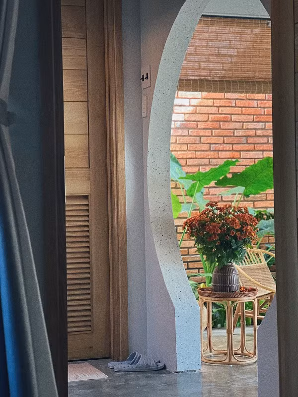 Ngoi nha chua lanh tam hon, decor bang nhieu tuong phat-Hinh-3