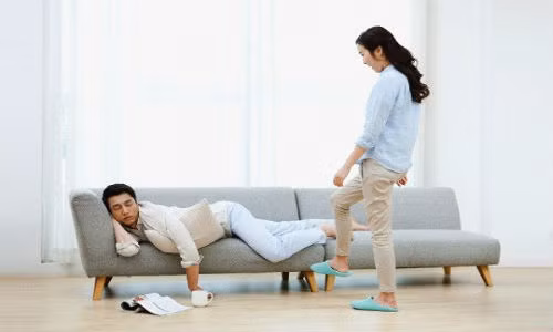 Những ông chồng sau khi "làm việc nhớn" về gia đình (Ảnh IT)