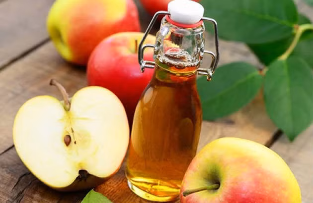 Giấm táo: Giấm táo là một liệu pháp tự nhiên và hữu hiệu để giảm cơn đau đầu. Ảnh: Zing.