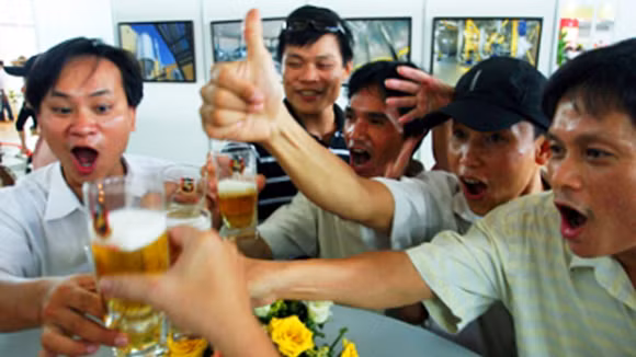 Đàn ông thường lý luận cho sự nhậu nhẹt của mình là "đang giao lưu đối tác vì công việc" (Ảnh minh họa IT)