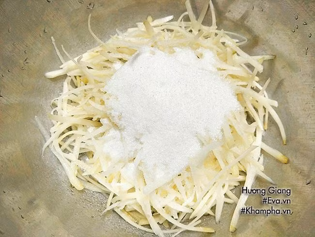 Bước 3: Sau 2 tiếng vớt khoai cho vào chậu nước rửa sạch vài lần cho sạch, vớt ra để ráo nước rồi cho khoai vào âu, thêm đường, 1 xíu muối rồi trộn đều cho đường tan hết, ướp đường khoảng 1 tiếng.