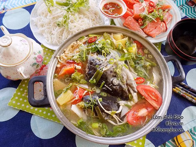 Trình bày: Lẩu cá hồi cho ra nồi giữ nóng, ăn kèm rau ăn lẩu, bún hay cùng cơm đều ngon. Trình bày: Lẩu cá hồi cho ra nồi giữ nóng, ăn kèm rau ăn lẩu, bún hay cùng cơm đều ngon.