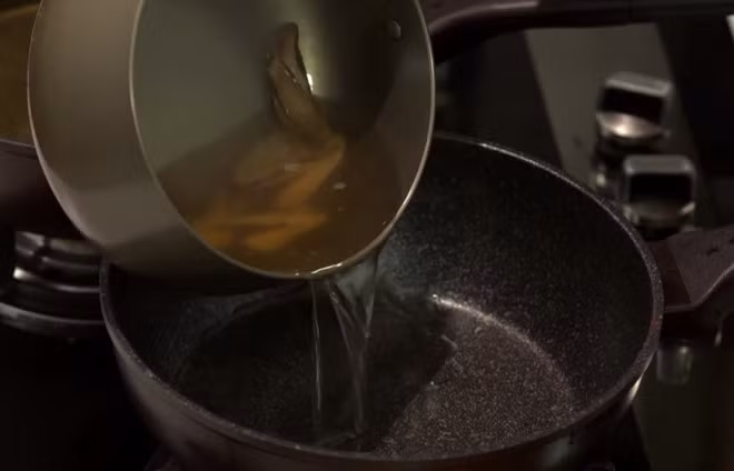 Một lưu ý quan trọng, thảo mộc cam thảo phải được nấu kỹ để lấy được hết các dưỡng chất. Cam thảo cũng là một trong 9 loại thảo mộc có trong Trà Thanh nhiệt Dr Thanh.