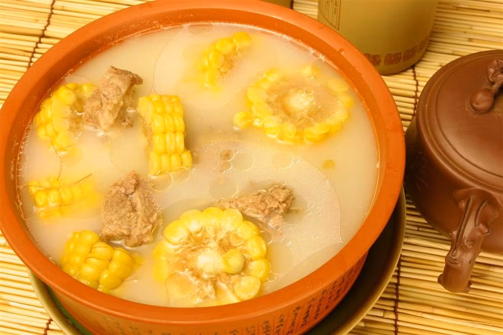 Muốn tận dụng được những lợi ích của món canh với sức khỏe cần phải chú ý đến cách chế biến. Khi nấu canh, cần cố gắng lựa chọn nguyên liệu ít chất béo như cá, thịt nạc, thịt gia cầm bỏ da, sườn nạc...Ảnh: tooopen.