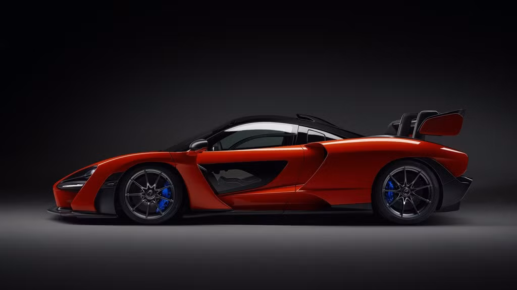 Ấn tượng đầu tiên về McLaren Senna là một cổ máy hung hăng với ngôn ngữ thiết kế dữ dằn, hầm hồ. Chiếc xe đảm bảo sự cân bằng khí động học, là biểu tượng thuần khiết nhất của "triết lý thiết kế theo hình thức" mang DNA McLaren