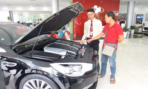 Trong khi xe nhập khẩu khan hàng thì xe sản xuất, lắp ráp tại Việt Nam lại không thiếu. Trong ảnh: Khách hàng đang tìm mua ô tô. Ảnh: QUANG HUY