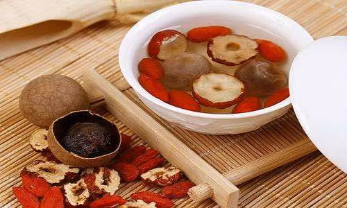 Đây là loại trà dưỡng sinh được pha từ long nhãn, kỷ tử, táo đỏ. Ảnh: ys137.