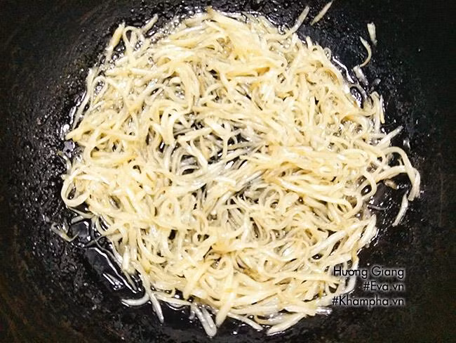 Bước 4: Sau 1 tiếng bạn chắt phần nước đường cho vào chảo, bật bếp nấu cho nước đường hơi sệt lại thì cho hết khoai tây vào cùng, để lửa nhỏ vừa rồi đảo đều khoai.