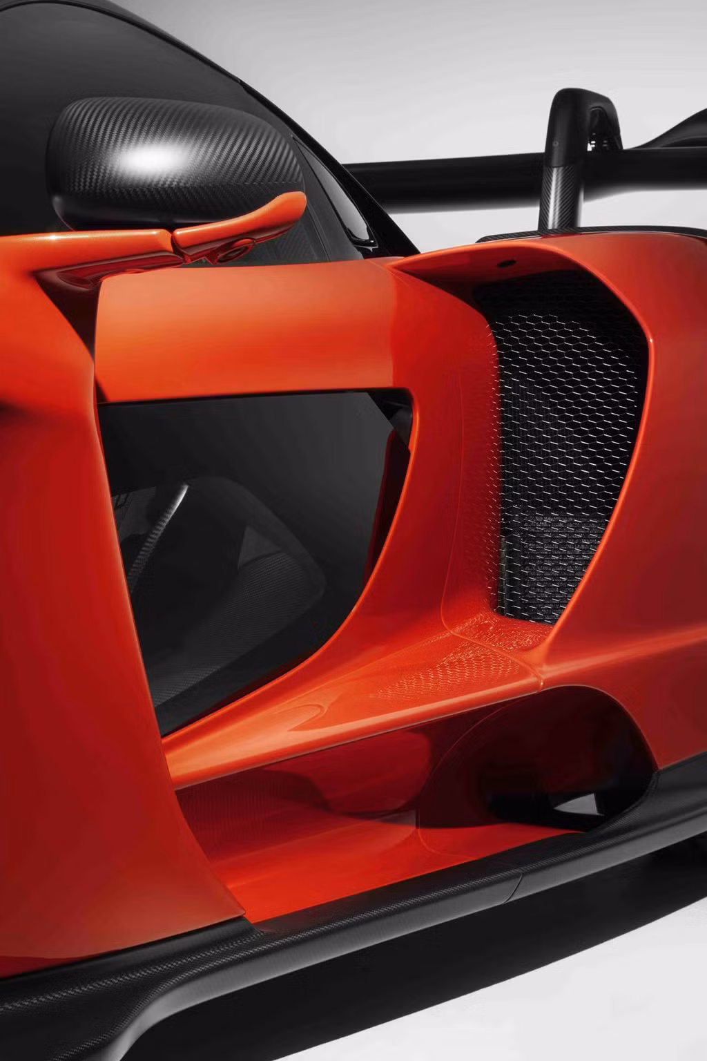 McLaren Senna trang bị hệ thống khí động học thế hệ mới, tăng áp suất và điều khiển không khí lên thân xe, đảm bảo hiệu suất có thể được khai thác triệt để.
