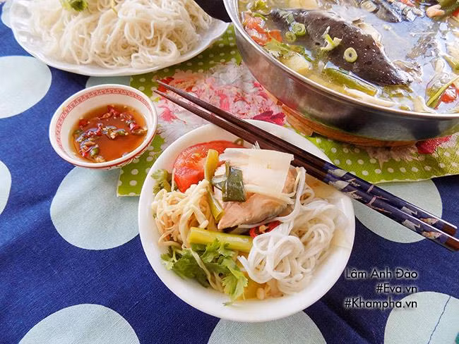 Chúc các bạn thành công và ngon miệng với cách nấu lẩu cá hồi nóng hổi này nhé! Chúc các bạn thành công và ngon miệng với cách nấu lẩu cá hồi nóng hổi này nhé!