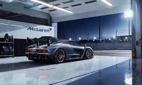 McLaren Senna 2019 sẽ được sản xuất 2 phiên bản màu gồm xanh Azura và cam McLaren. Khe gió dạng vỏ sò phía sau vừa đảm bảo tính khí động học vừa làm mát, các khe gió dạng bậc thang phía trước đầu xe hướng không khí ra khỏi boong sau và thân xe.