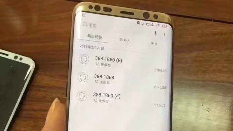 Trong một tiết lộ mới đây, chuyên gia Ming-Chi Kuo đã cho biết rằng bên cạnh màu vàng thì Galaxy S8 Plus có thể còn có các màu khác như đen, đen nhám, bạc, xanh dương, tím và hồng.