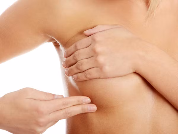 Uống trà xanh để bắt đầu ngày mới là một biện pháp khôn ngoan của chị em để tránh bị ung thư vú. Nguyên do là trà xanh giúp tăng hàm lượng chất Polyphenon E chống ung thư vú.