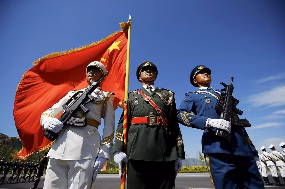 Binh sĩ Trung Quốc cầm cờ và vũ khí trong buổi tập duyệt binh.