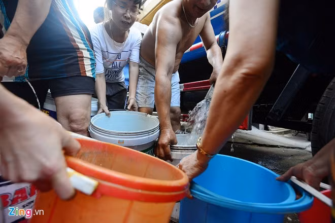 Canh nguoi Ha Noi do xo di xach nuoc vi... mat nuoc-Hinh-10