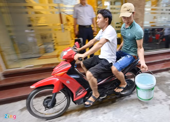 Canh nguoi Ha Noi do xo di xach nuoc vi... mat nuoc-Hinh-13