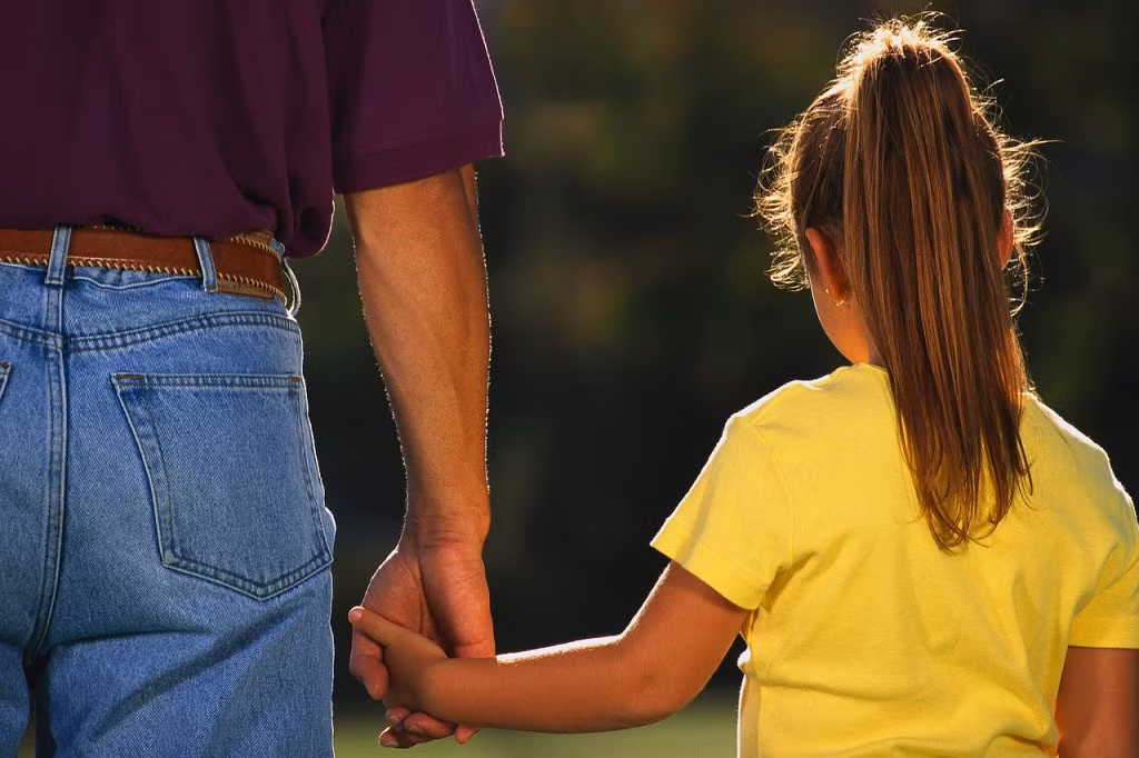 Luôn trò chuyện với con để con có thể kể hết mọi chuyện với mình (tell). Trong thời buổi công nghệ thông tin, không ít kẻ xấu ẩn mình là những người bạn tốt của con trên các mạng xã hội. Hãy chắc là bạn nắm được mọi thông tin về cuộc sống, bạn bè của con.