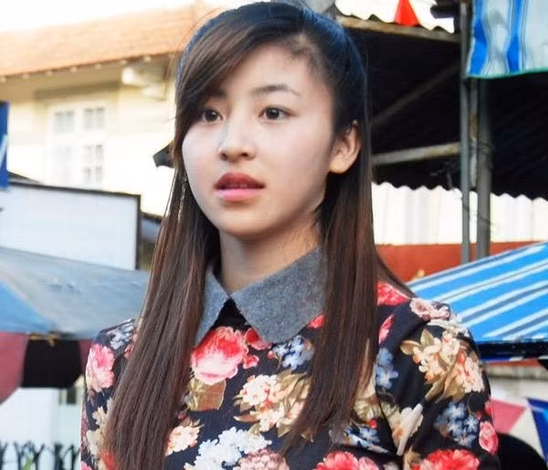 " Hot girl bánh tráng trộn" Đà Lạt. Năm 2013, Lưu Hoài Bảo Chi nổi tiếng trên mạng xã hội nhờ những hình ảnh đang bán bánh tráng. Nhiều người yêu mến, đặt cho cô nickname "hot girl bánh tráng trộn". Cô khiến mọi người ngỡ ngàng hơn khi tiết lộ đã có chồng và một con. Thời điểm ấy, gian hàng bánh tráng trộn của cô gái xinh đẹp là một trong những địa điểm thu hút khách du lịch ghé qua.