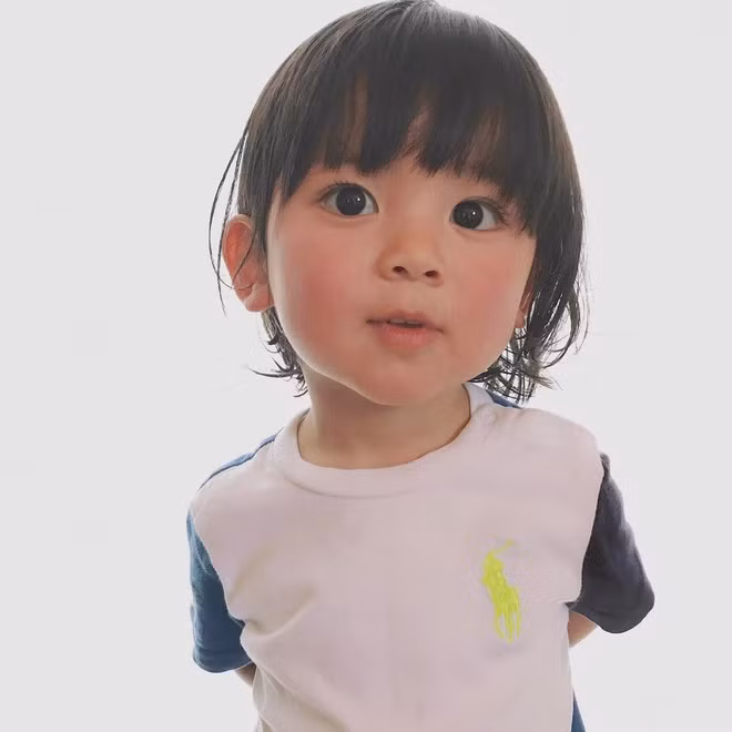 Ngoài ra, chị gái Ayato (là một cựu người mẫu) cũng thường xuyên hóa trang cho em trai theo những phong cách khác nhau rồi chụp ảnh và đăng tải lên mạng xã hội.