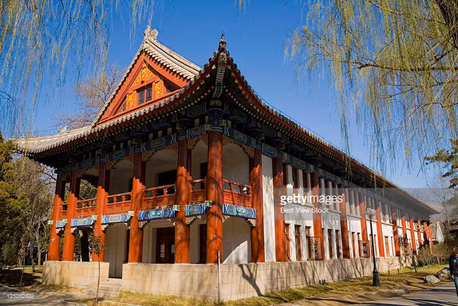  Trường Đại học Bắc Kinh xây dựng năm 1898, là 1 trong những trường đại học lâu đời nhất Trung Quốc.