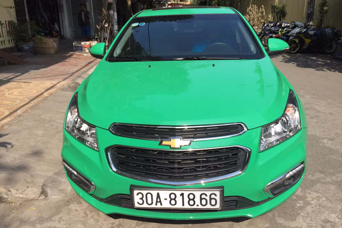 Mặc dù thay đổi toàn bộ ngoại thất bên ngoài, chiếc Cruze LTZ vẫn sở hữu những đường nét thiết kế như nguyên bản. Cụ thể, phần đầu xe nổi bật với lưới tản nhiệt mới, cụm đèn pha dạng LED chiếu sáng ban ngày. Đèn sương mù dạng thanh ngang nằm ở hốc hút gió với viền kim loại.