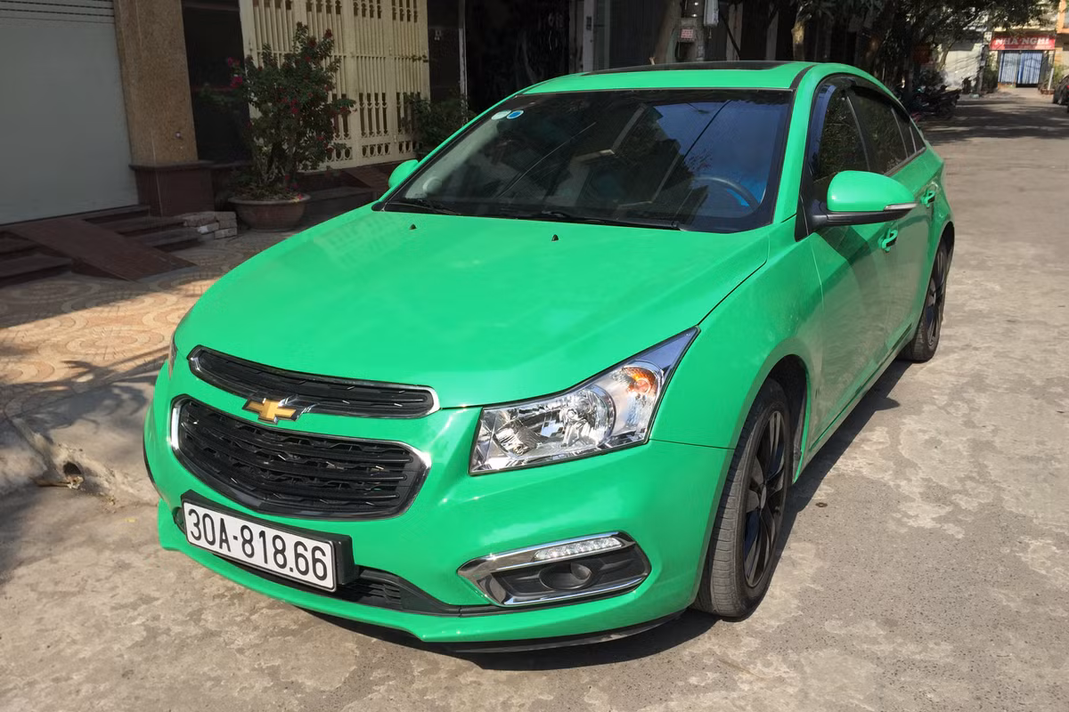  Chevrolet Cruze LTZ là mẫu xe thuộc phân khúc hạng C và là đối thủ cạnh tranh với Toyota Corolla Altis, Mazda3, hay Ford Focus. Chiếc xe này đã được chủ nhân độ lại dàn áo xanh mới khá giống với những chiếc xe Taxi của một hãng có tiếng tại Việt Nam hiện nay.
