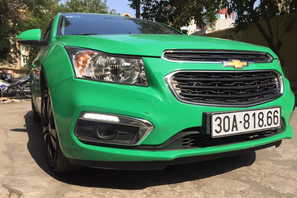Một đường gân nổi chạy chính giữa từ đầu xe tới hết nắp capo và cả phần đuôi xe tạo cảm giác cứng cáp và khỏe khoắn.