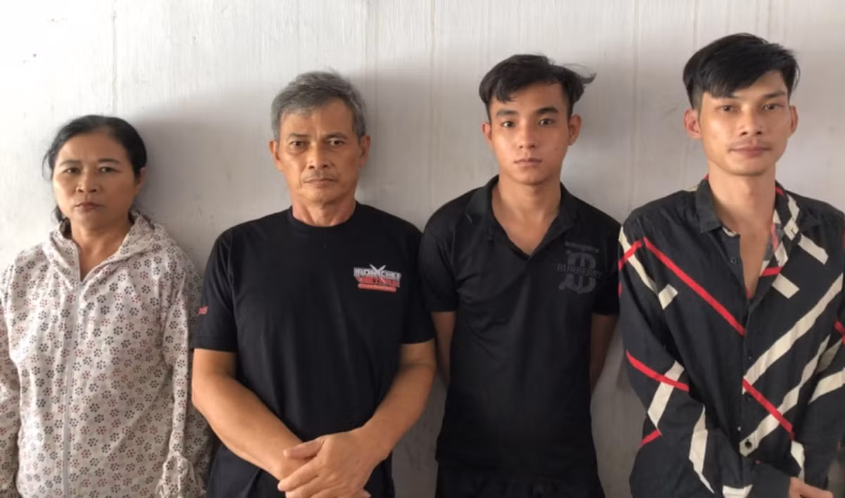  Thiếu nợ tiền ghi đề, nữ giúp việc lập mưu trộm két sắt của chủ nhà: Thiếu nợ tiền ghi đề, bị đòi gắt, Phạm Thị Tứ (SN 1970, quê Thanh Hóa) đã câu kết với một nhóm đối tượng trộm két sắt của ông Phạm Quốc M (SN 1959, ngụ phường 17, quận Gò Vấp, TP HCM), chủ nhà nơi Tứ đang giúp việc. Trong két chứa gần 2 lượng vàng 4 số 9, 100USD, dây chuyền, nhẫn đính hột xoàn, 3 nhẫn vàng 4 số 9 và 3 giấy chứng nhận quyền sở hữu đất cùng số tiền mặt là 104 triệu đồng. Ngày 25/5/2022, Công an quận Gò Vấp đã bắt giữ nhóm đối tượng này. 